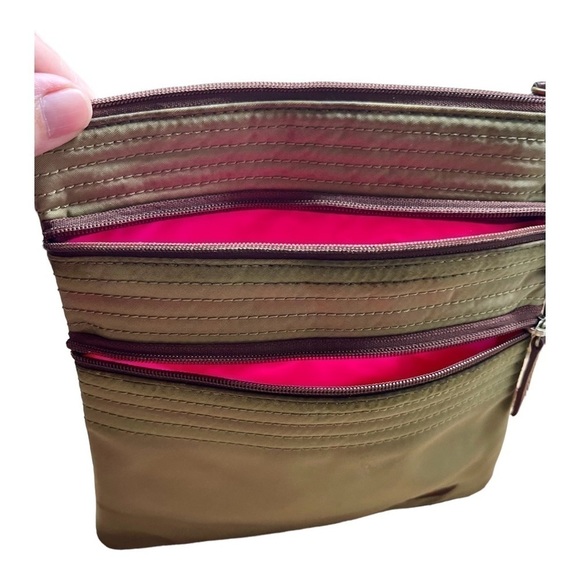 DOONEY & BOURKE, CROSSBODY BAG. NYLON EXTERIOR WITH BROWN LEATHER TRIM. - Picture 3 of 8